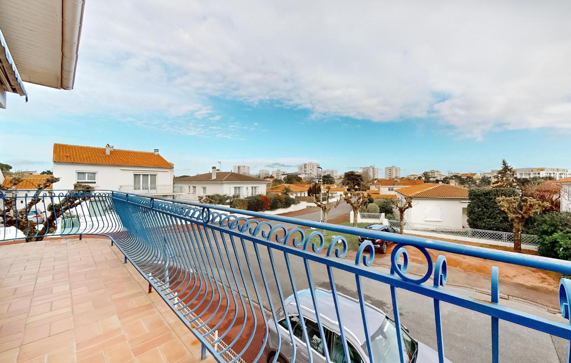 Apartment 2 Bedroom Awesome In *