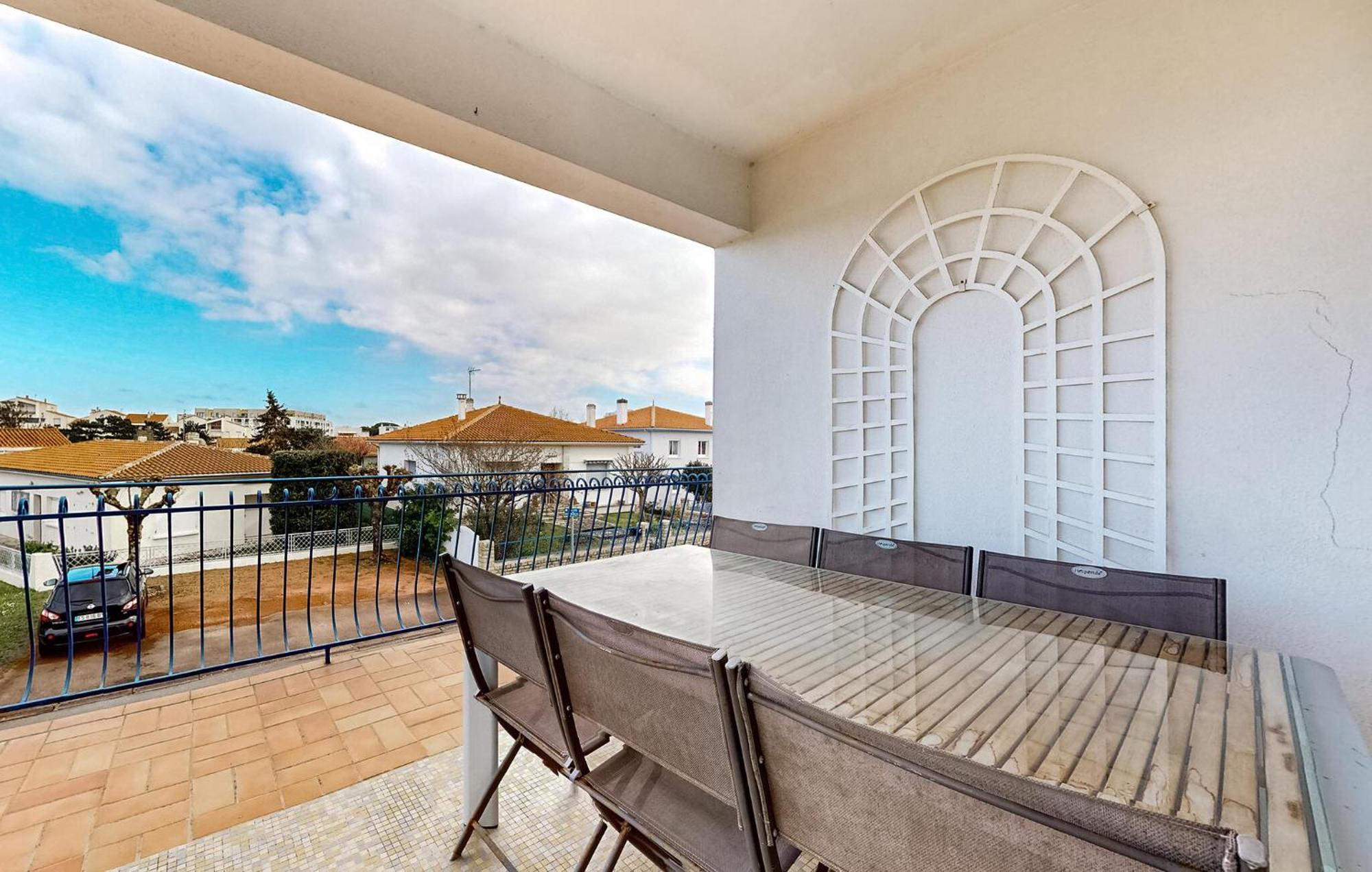2 Bedroom Awesome In Royan