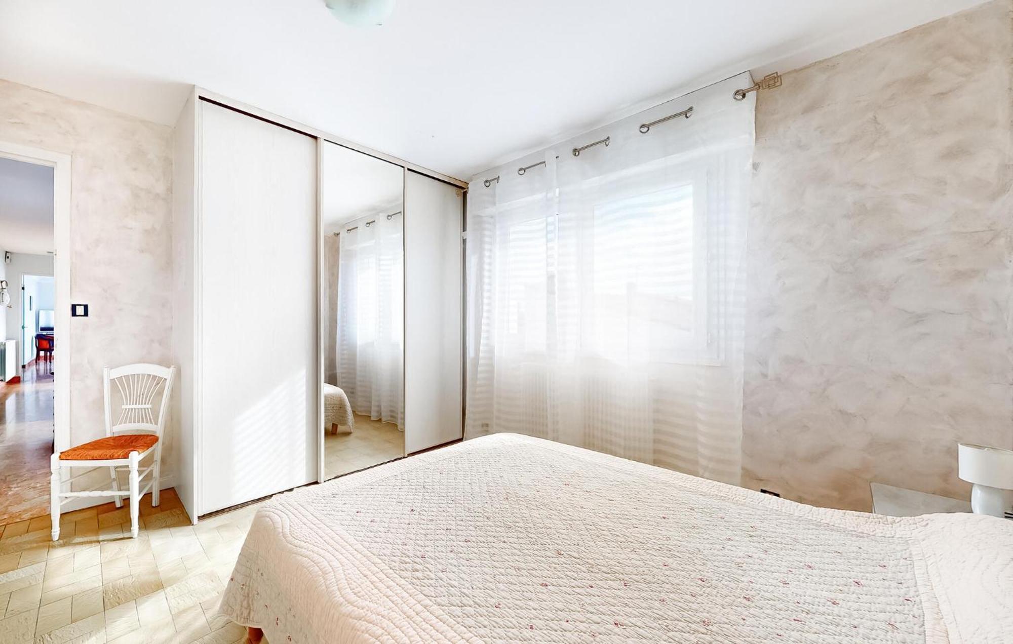 2 Bedroom Awesome In Apartment