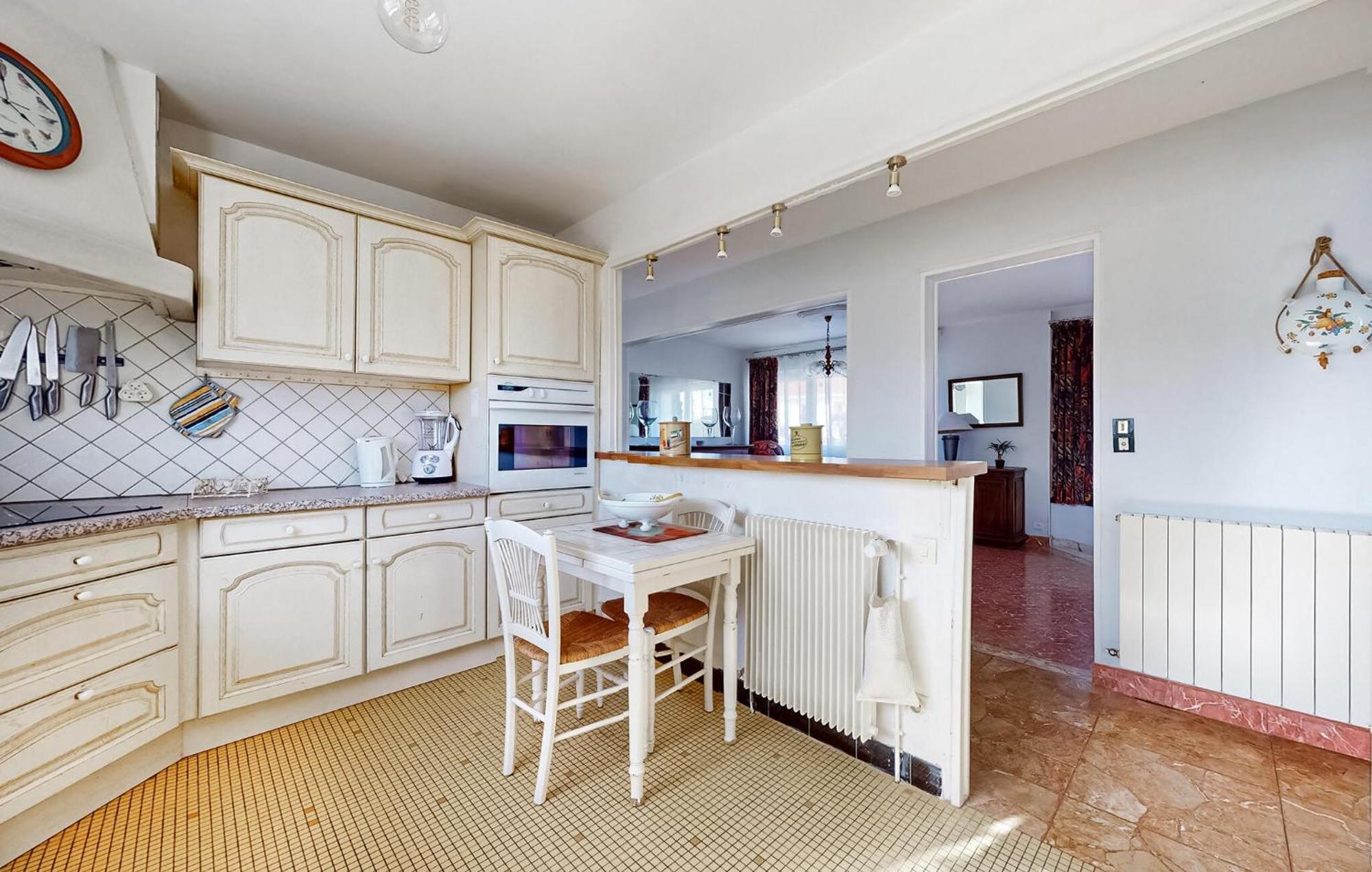 2 Bedroom Awesome In Apartment Royan