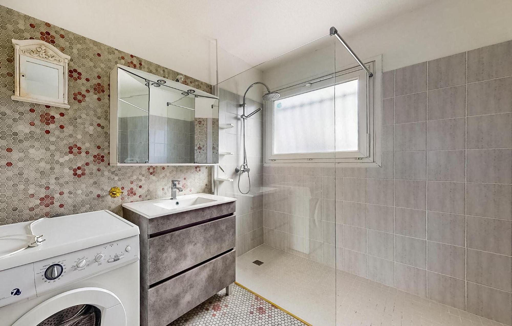 2 Bedroom Awesome In Appartement Royan