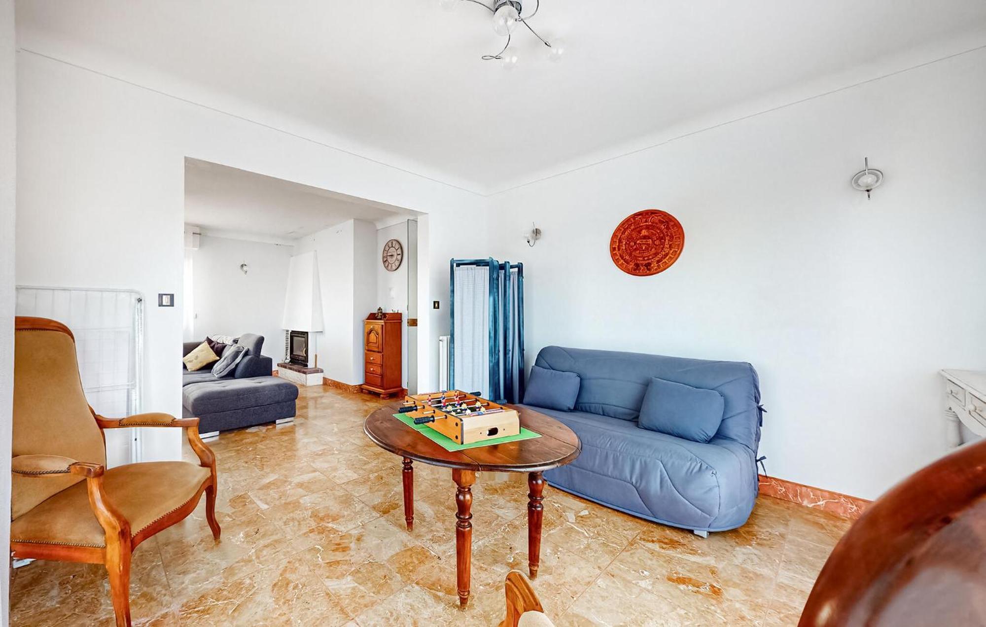 2 Bedroom Awesome In Apartment *